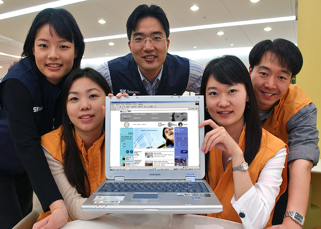 An SK Telecom customer is shown connecting to Volunteer Portal Site. (On May 18th, SK Telecom opened the Volunteer Portal Site that is designed to encourage the spirit of volunteerism throughout the nation.